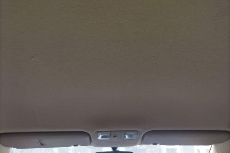 Used Hyundai Verna (older generation) 2010 Sedan 1.4L Manual Comfort GS Headliner