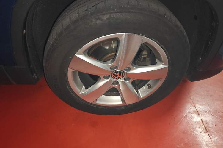 Used Volkswagen Tiguan 2010 1.8TSI Automatic All-Wheel-Drive Elite Edition Right Front Wheel Hub