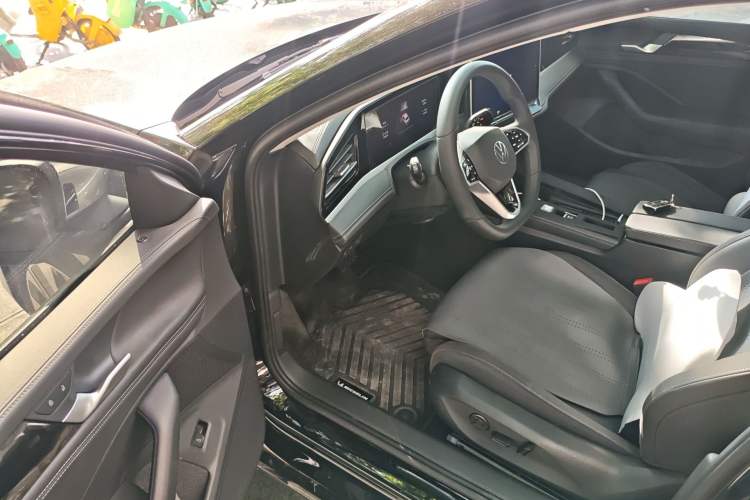 Used Volkswagen Magotan 2024 300TSI DSG Prestige Edition—A Real Eye-Catcher Driver Seat