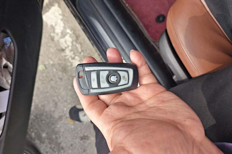 Used BMW 5 Series 2014 525Li Leading Model
