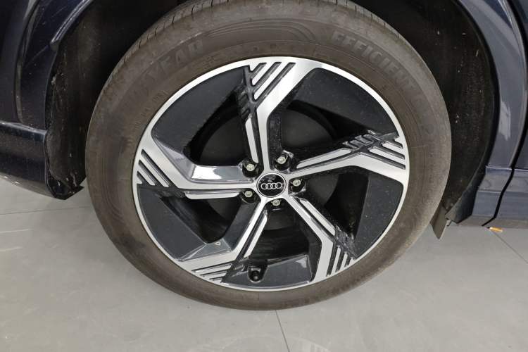 Used Audi Q4 e-tron 2024 40 e-tron Boundary Edition in Midnight Blue Right Rear Wheel Hub