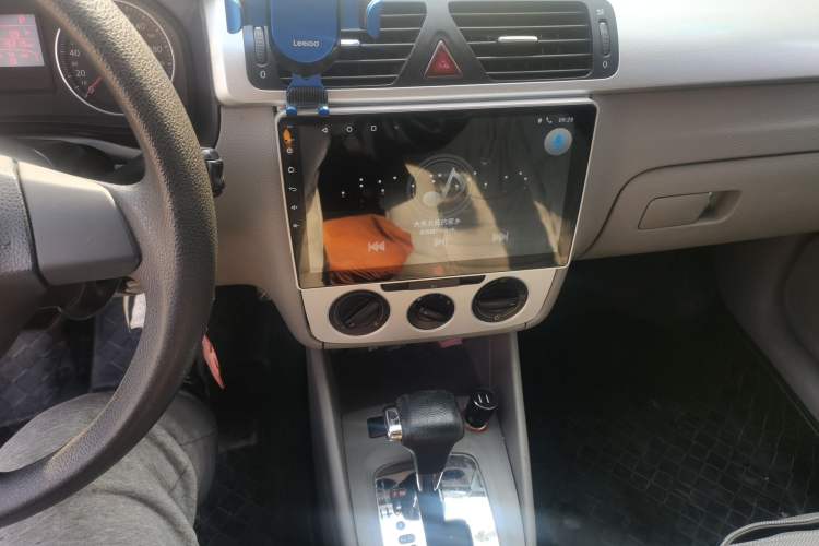 Used Volkswagen Bora 2012 1.6L Automatic Fashion Edition Audio And AC Panel