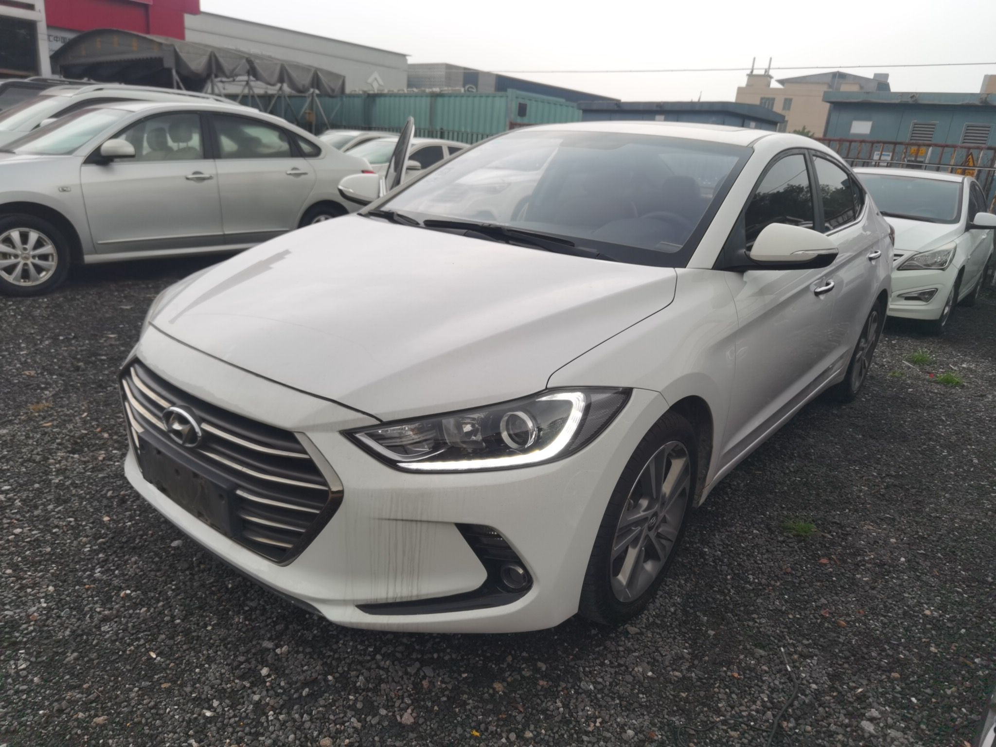 تحت مقدمة السيارة