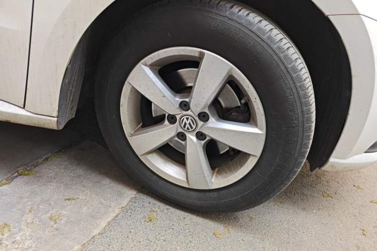 Used Volkswagen Lavida 2015 1.6L Automatic Fashion Edition Right Front Wheel Hub