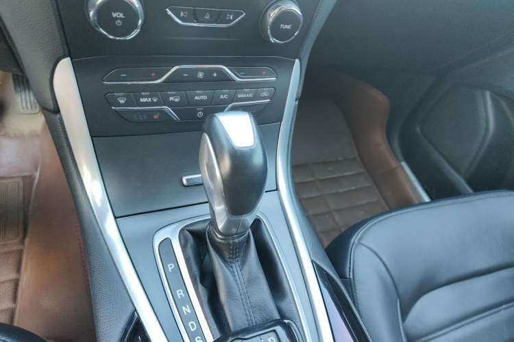 Used Ford Edge 2016 EcoBoost 245 Four-Wheel Drive Titanium Edition 7-Seater Gear Lever