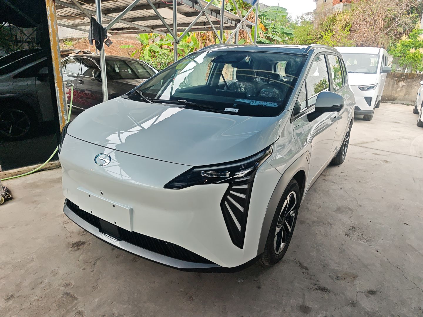 تحت مقدمة السيارة