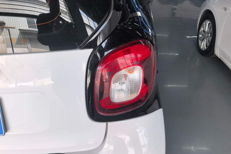 Used smart fortwo 2015 1.0L 52 kW Hardtop Passion Edition Right Rear Taillight