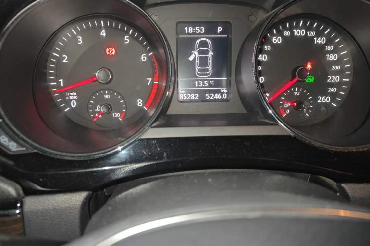 Used Volkswagen Sagitar 2015 230TSI Automatic Luxury Model Odometer Close Up