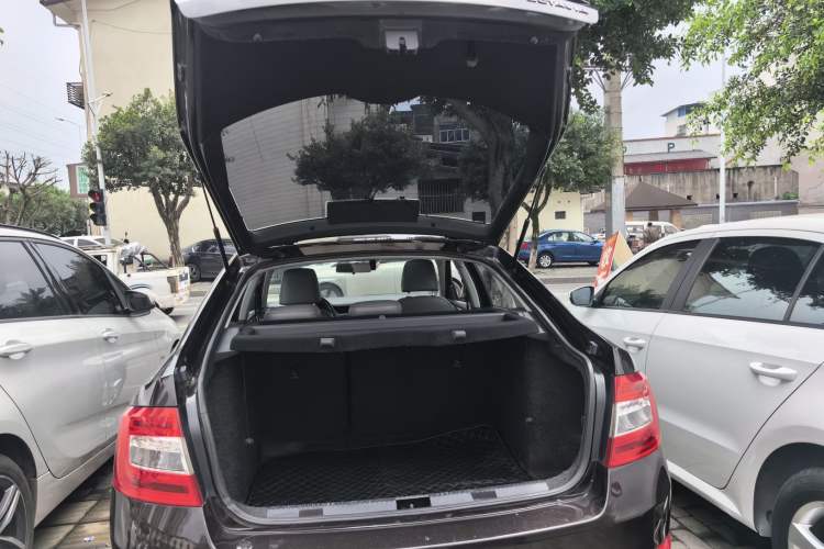 Used Skoda Octavia 2015 1.6L Automatic Yijun Edition Trunk