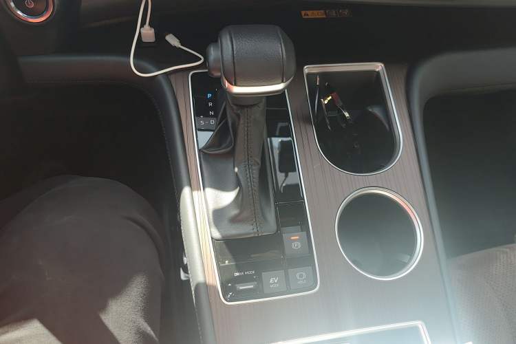 Used Toyota Granvia 2024 2.5L Hybrid Prestige PLUS Four-Wheel Drive Version Gear Lever