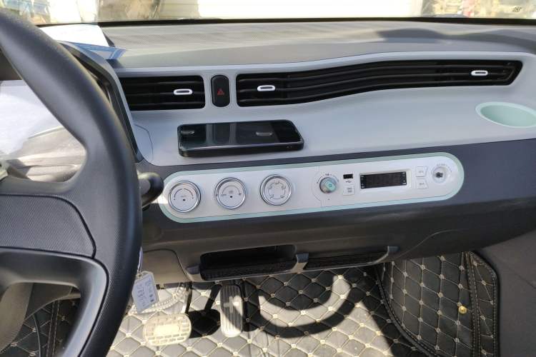 Used Wuling Hongguang MINIEV 2021 Macaron Fashion Model Lithium Iron Phosphate Audio And AC Panel