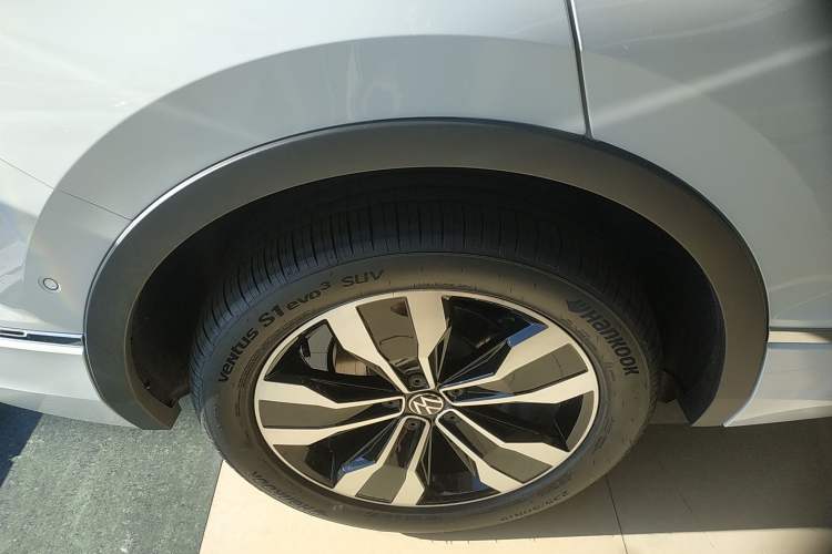 Used Volkswagen Tiguan L 2024 Outstanding Model 330TSI Automatic Two-Wheel Drive R-Line Dragon Glory Edition
