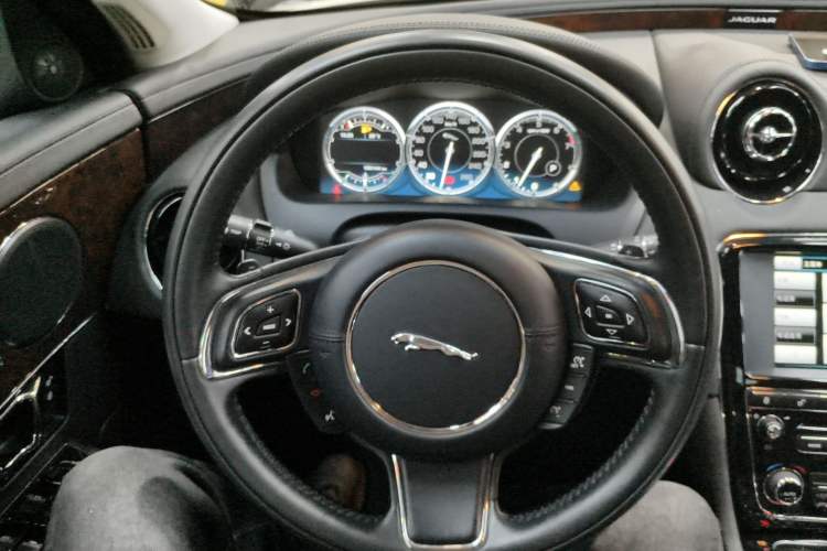 Used Jaguar XJ 2015 XJL 3.0 SC Two-Wheel-Drive Panoramic Business Edition
