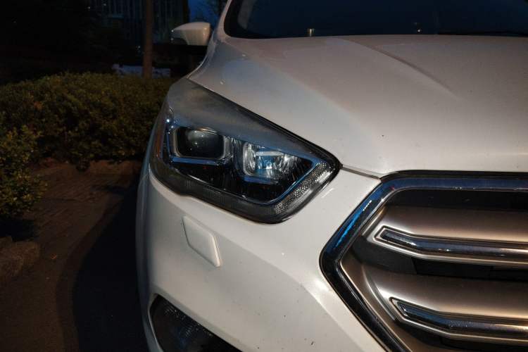 Used Ford Kuga 2018 EcoBoost 180 Two-Wheel-Drive Luxury Wing Edition Right Front Headlight