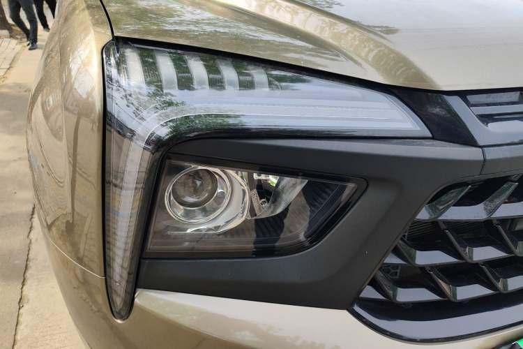 Used Sinotruk BOLDEN 2024 Commercial 2.0T Manual Diesel 4x4 Long Wheelbase Youth Edition
