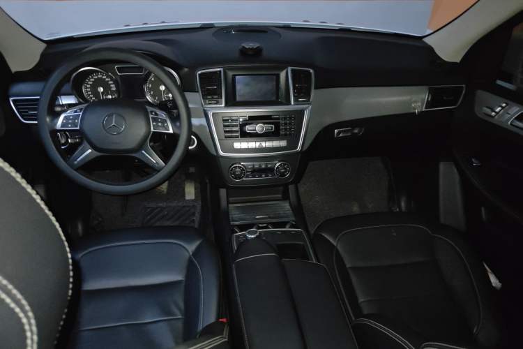 Used Mercedes-Benz M-Class 2015 ML 320 4MATIC Center Console