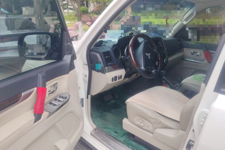 Used Mitsubishi Pajero  Driver Seat