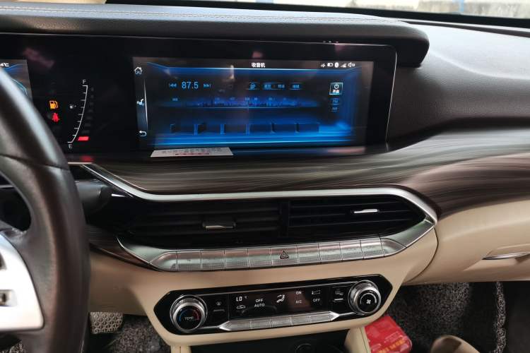 Used Bestune T77 2019 230 TID Automatic Luxury Version China VI Emission Standard Audio And AC Panel