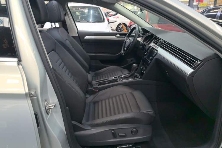 Used Volkswagen Magotan 2018 330TSI DSG Advanced Model Right Front Seat