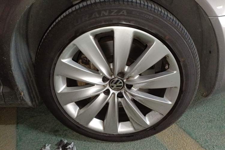 Used Volkswagen Phaeton 2011 3.6L V6 4-Seater Extended-Length Individual Edition Right Front Wheel Hub