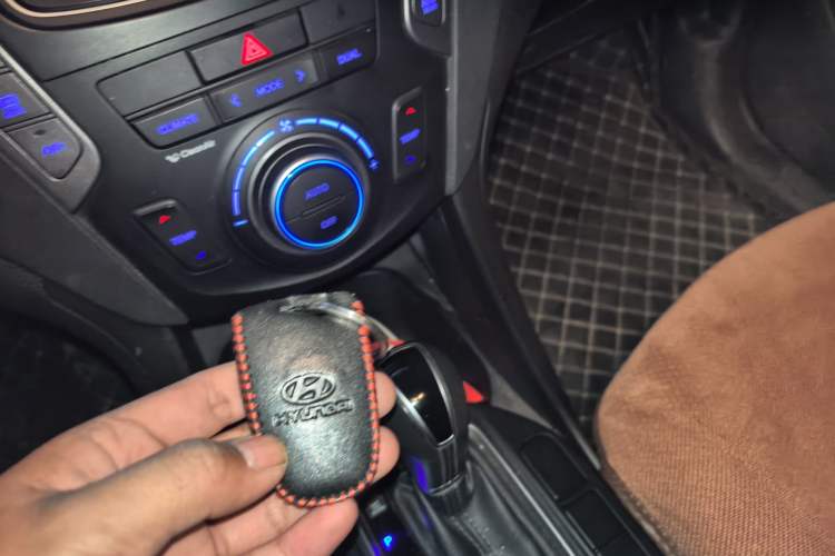 Used Hyundai Santa Fe 2013 Revised Version 2.4L Automatic All-Wheel Drive Luxury Trim
