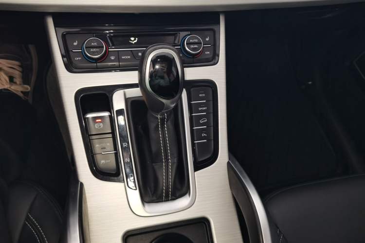 Used Geely Auto Emgrand X7 Sport 2018 1.8TD Automatic Two-Wheel Drive Smart Connect 4G Internet Edition Gear Lever