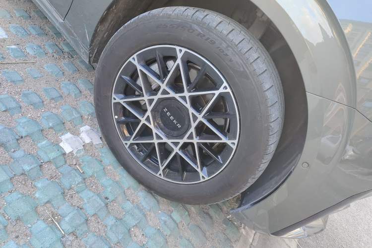 Used Zeekr 009 2024 7-Seater Walk-Through Version Four-Wheel Drive 108 kWh Right Front Wheel Hub