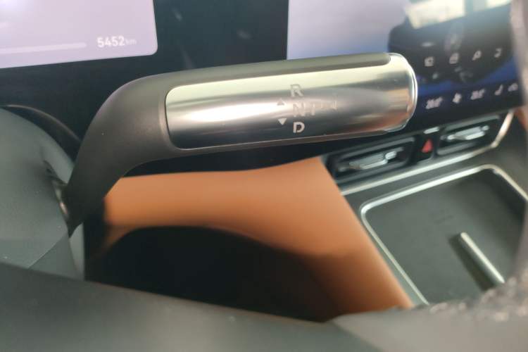 Used Hima AITO M8 2025 Extended-Range Ultra Version 53.4 kWh 6-Seater Edition Gear Lever