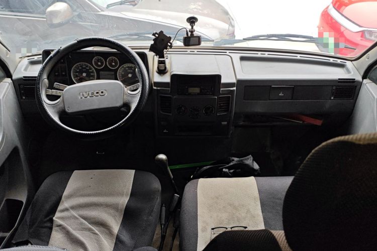 Used Iveco Daily 2017 2.5T A35 Low-Roof 5-7 Seater Passenger Van 47Z5
