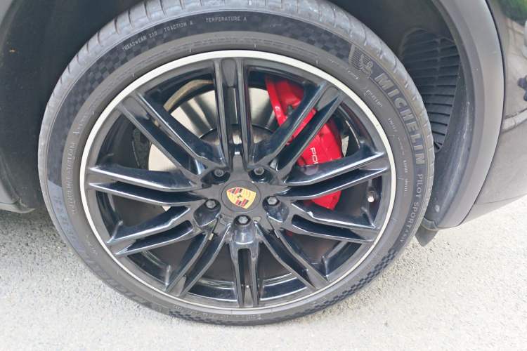 Used Porsche Cayenne 2015 Cayenne Turbo 4.8T Right Front Wheel Hub