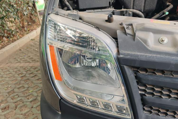 Used SAIC MAXUS Xintu V80 2019 2.5T Classic AMT Aoyuntong Facelifted Short-Wheelbase Mid-Roof 5/6-Seater Right Front Headlight