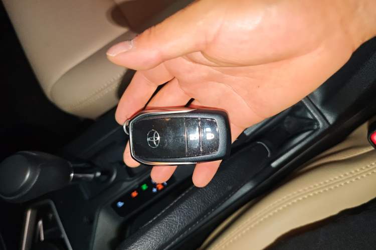 Used Toyota RAV4 2016 2.0L CVT Two-Wheel Drive Fashion Edition China V Standard
