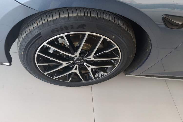 Used BYD Seal 07 DM-i 2025 Intelligent Driving Version DM-i 1.5L 125 km Prestige Edition Left Front Wheel Hub