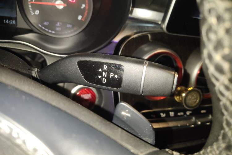 Used Mercedes-Benz GLC 2018 Facelift GLC 260 4MATIC Luxury Edition Gear Lever