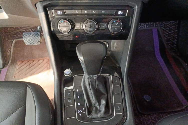 Used Volkswagen Tiguan L 2019 Updated Version 330TSI Automatic Two-Wheel Drive Panoramic Comfort Edition China VI Standard Gear Lever