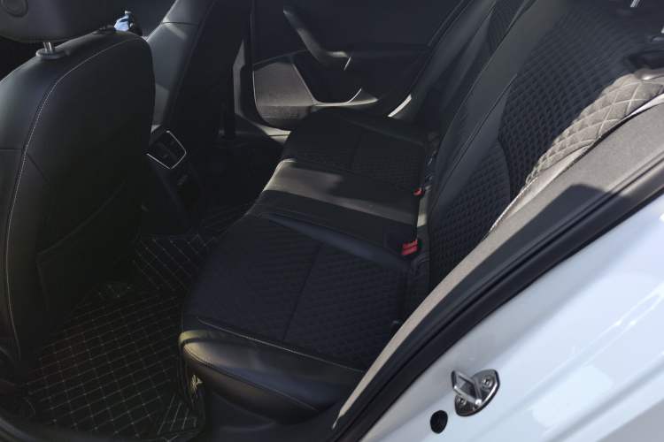 Used Skoda Octavia 2019 1.5L Automatic Smart Drive Luxury Edition China VI Standard Left Rear Seat