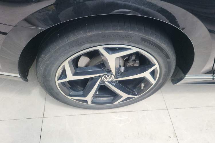 Used Volkswagen Magotan 2023 2 Million Units Commemorative Edition 330TSI DSG Luxury Version Right Rear Wheel Hub