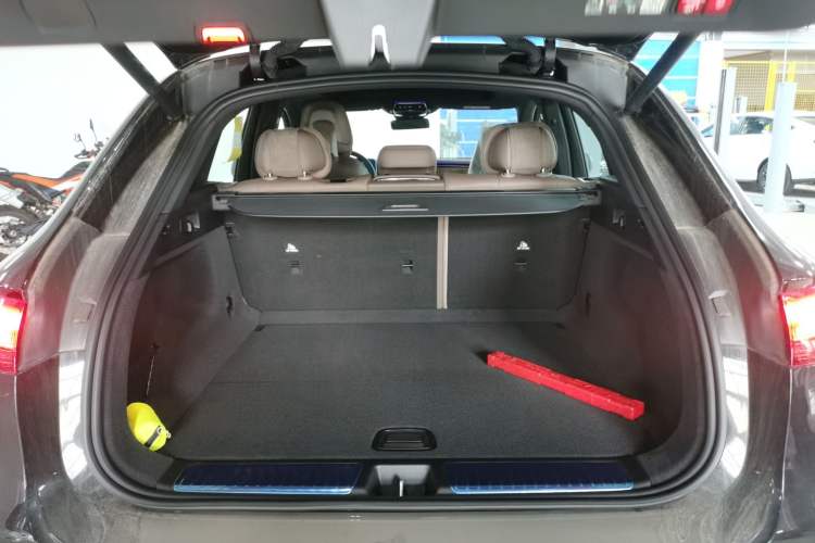 Used Mercedes-Benz EQE SUV 2024 500 4MATIC Pioneer Edition Trunk