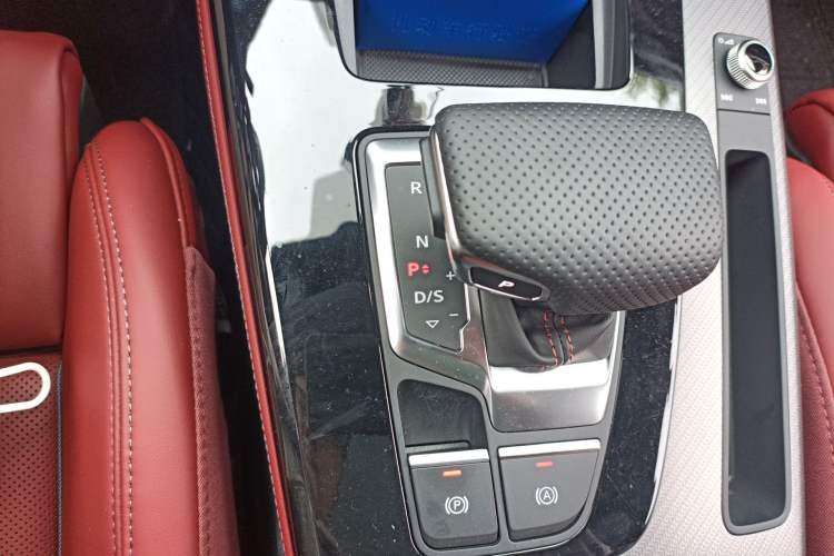 Used Audi Q5L 2025 quattro 45th Anniversary Edition 40 TFSI Luxury Dynamic Model Gear Lever