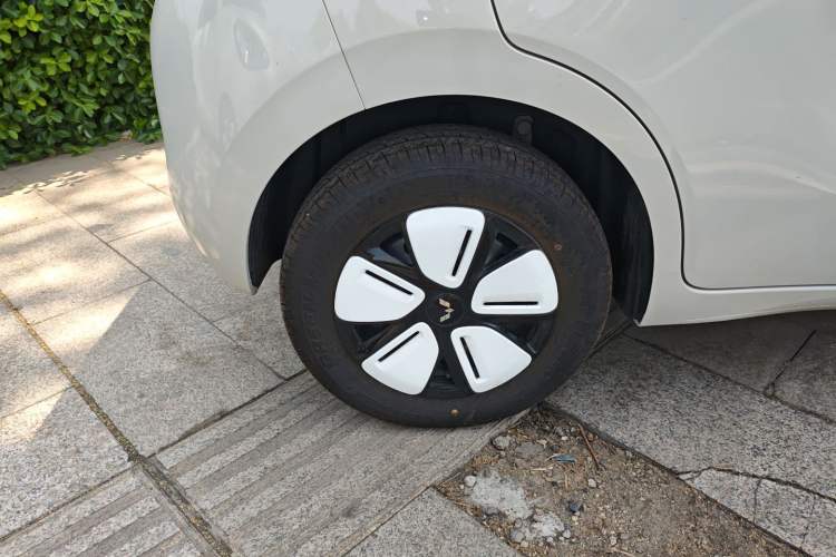 Used Wuling Hongguang MINIEV 2025 Four-Door Version Advanced Edition Right Rear Wheel Hub