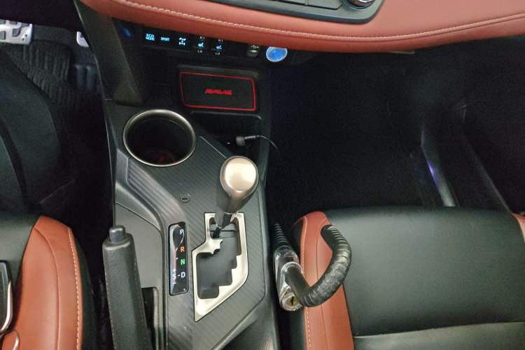 Used Toyota RAV4 2015 2.5L Automatic 4x4 Elite Edition Gear Lever