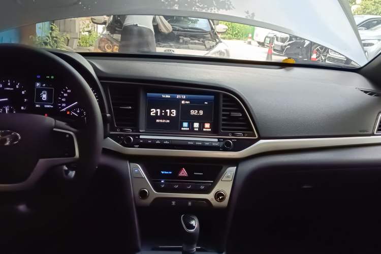 Used Hyundai Elantra (6th Generation / Lingdong) 2016 1.6L Automatic ZhiXuan – Elite Version Audio And AC Panel