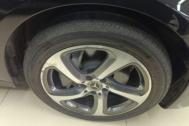 Used Mercedes-Benz E-Class 2019 Restyled E 300 L Sporty and Stylish Edition Right Front Wheel Hub