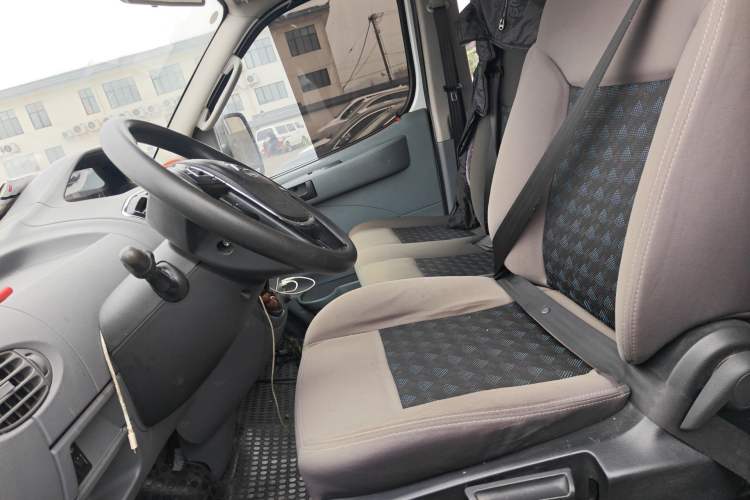 Used SAIC MAXUS Xintu V80 2018 2.5T 6-Speed Manual Elite Edition Short Wheelbase Mid-Height 5-6 Seater Left Front Seat