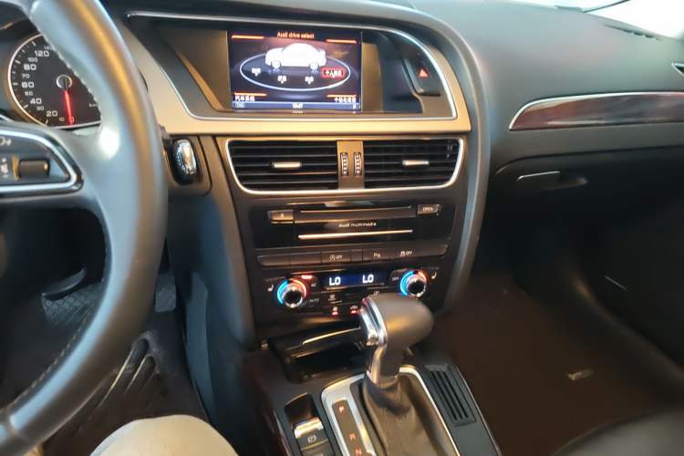 Used Audi A4L 2013 35 TFSI Automatic Technology Edition Audio And AC Panel