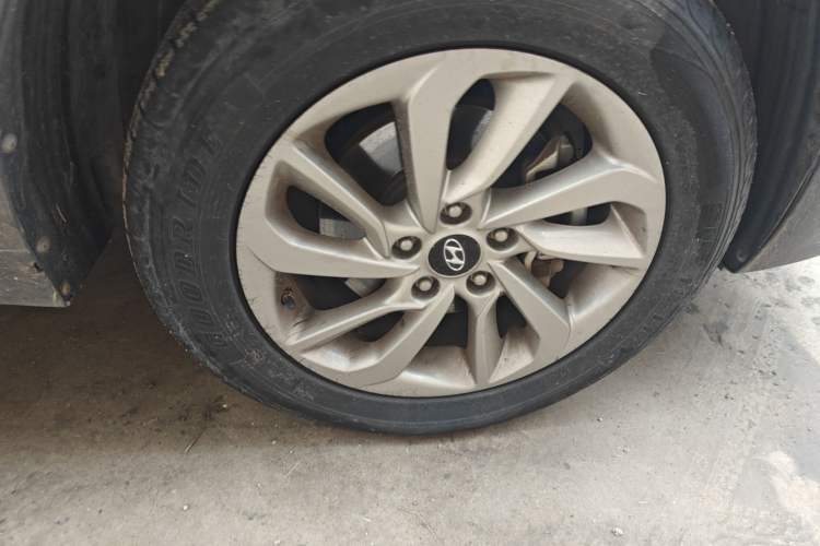 Used Hyundai Tucson 2015 1.6T Dual-Clutch Two-Wheel-Drive Smart Model Right Front Wheel Hub