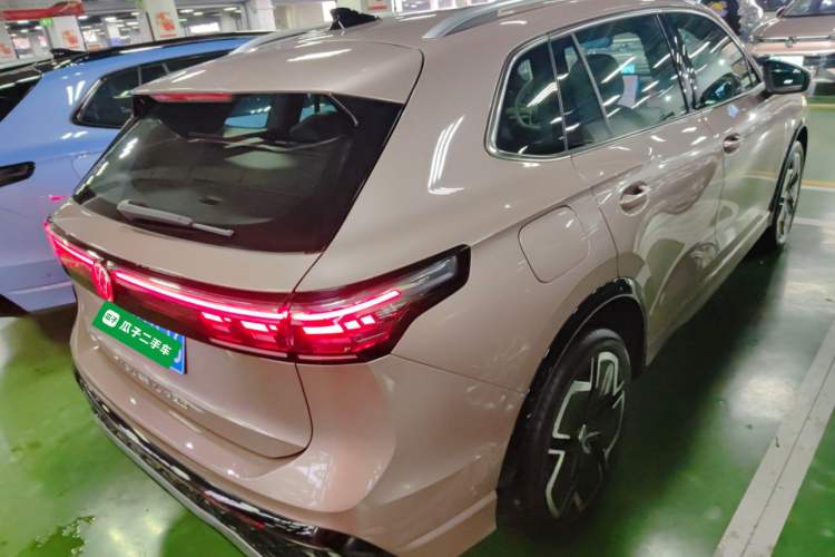 Used Volkswagen Tiguan L 2024 PRO 330TSI Two-Wheel Drive R-Line Smart Edition Rear Right 45 Deg