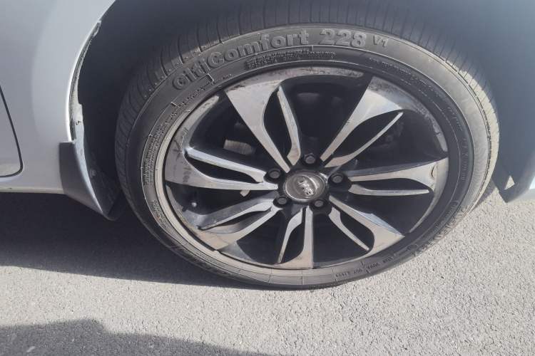 Used BYD Qin New Energy 2016 Qin EV300 Prestige Model Right Front Wheel Hub