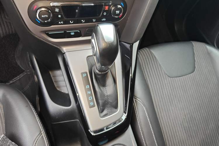 Used Ford Focus 2012 Sedan 1.6L Automatic Fashion Edition Gear Lever