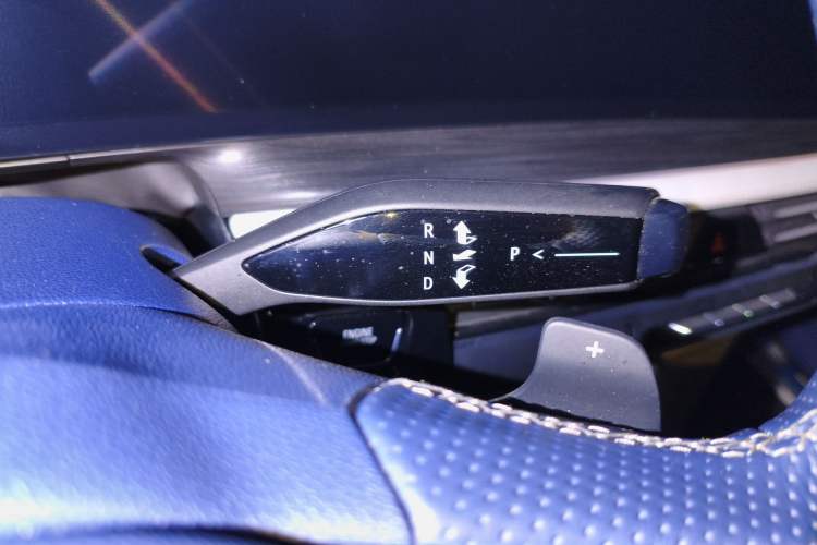 Used Buick Century 2023 2.0T Six-Seater Yinshi Edition Gear Lever